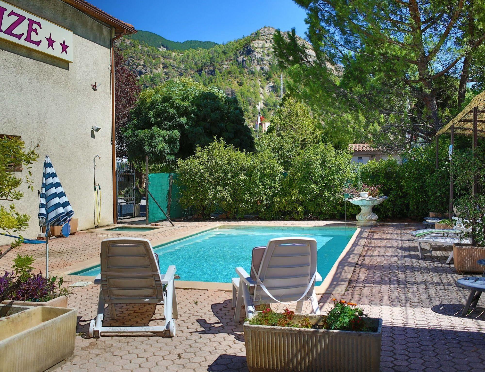 Hôtel Les Alizés Puget-Théniers Esterno foto